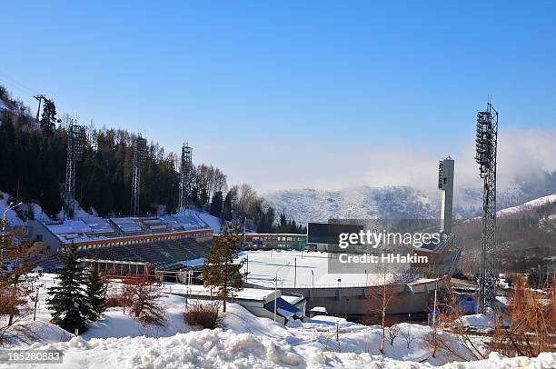 medeo (medeu) eislaufbahn in almaty - kasachstan stock-fotos und bilder