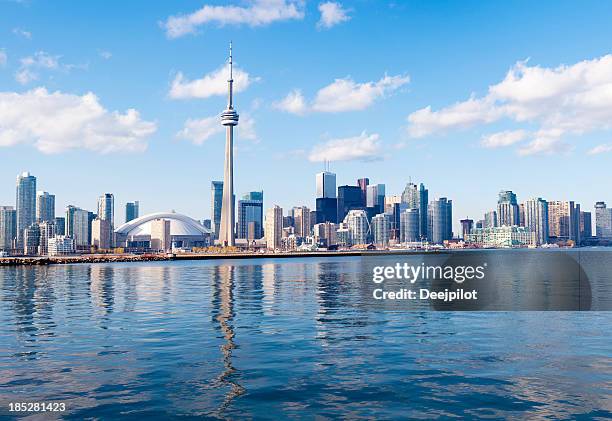 skyline von toronto in kanada - day toronto stock-fotos und bilder