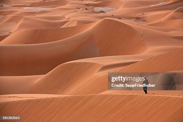 camminare in dune di sabbia - oman foto e immagini stock