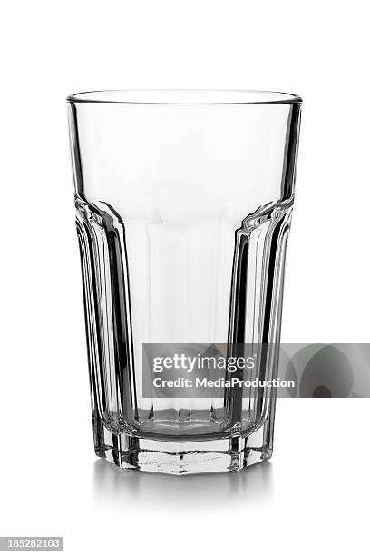 vidrio vacío aislado sobre un fondo blanco con reflejo - vaso vacío fotografías e imágenes de stock