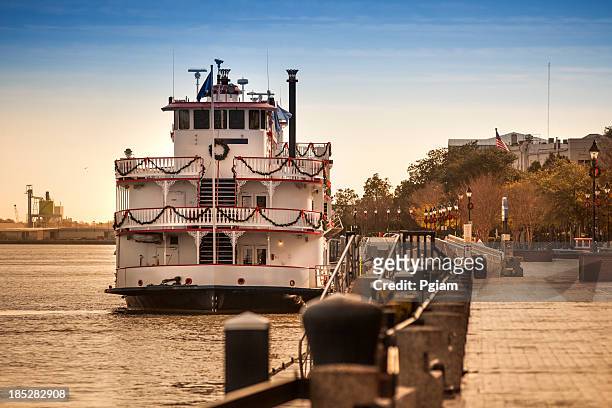 riverboat thront auf den savannah river - savannah stock-fotos und bilder