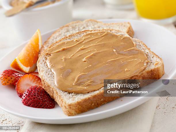 peanut butter on whole wheat bread - peanut butter and jelly sandwich stockfoto's en -beelden