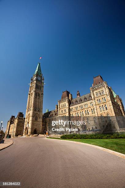parliament hill in ottawa - parliament hill ottawa stock pictures, royalty-free photos & images