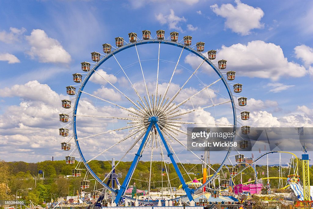 Riesenrad in einem Vergnügungspark