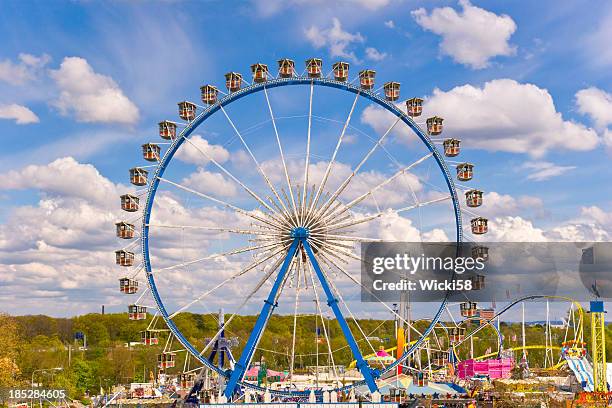 grande roue dans un parc d'attractions - grande roue photos et images de collection