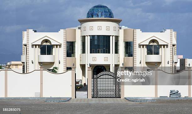 luxury mansion in the middle east - arab villa stockfoto's en -beelden