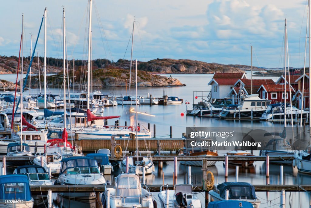 Idyllique marina au crépuscule