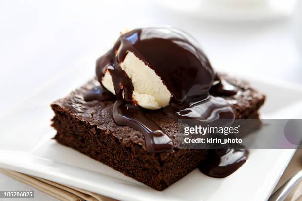 ice cream and brownie - chocoladeglazuur stockfoto's en -beelden