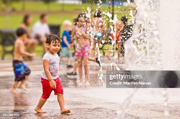 diversión en el parque de la fuente - fountain fotografías e imágenes de stock