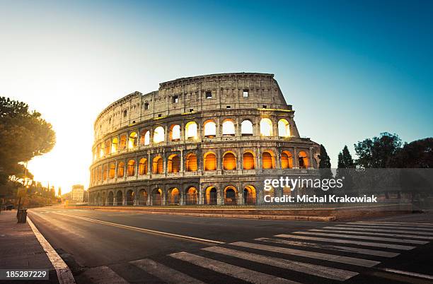 colosseum in rome, italy en sunrise - coliseo romano fotografías e imágenes de stock