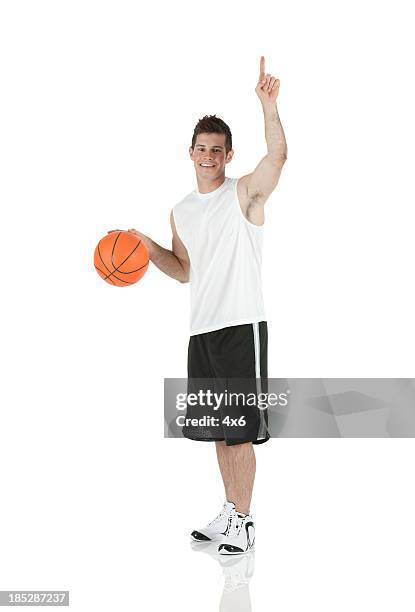 hombre jugando al básquetbol y gesticular - pantalón corto blanco fotografías e imágenes de stock