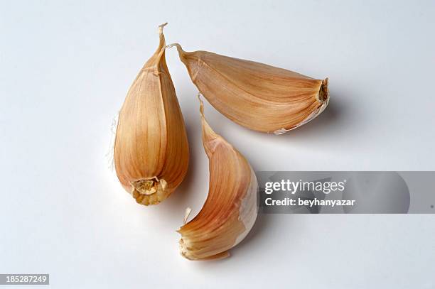 drei knoblauch nelken - garlic clove stock-fotos und bilder