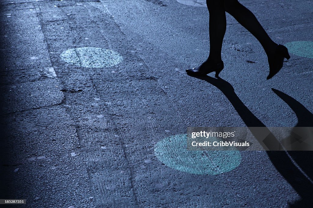 Einsame weibliche zu Fuß in Blau Nacht Schatten