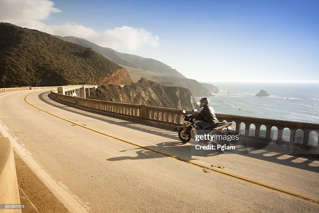 Motorcycle de cruzar el puente de Bixby, Big Sur, California, USA