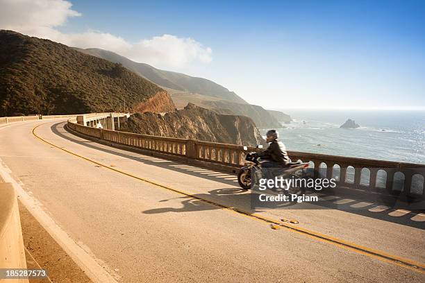 motorcycle crossing the bixby bridge, big sur, california, usa - bike beach stockfoto's en -beelden