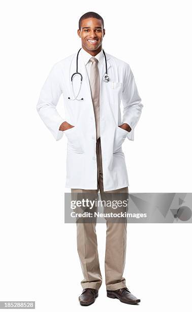 sonriente médico americano africano macho aislado - doctora fondo blanco fotografías e imágenes de stock