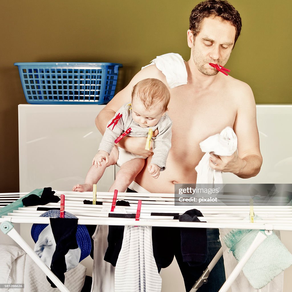 Uomo di casa facendo lavanderia
