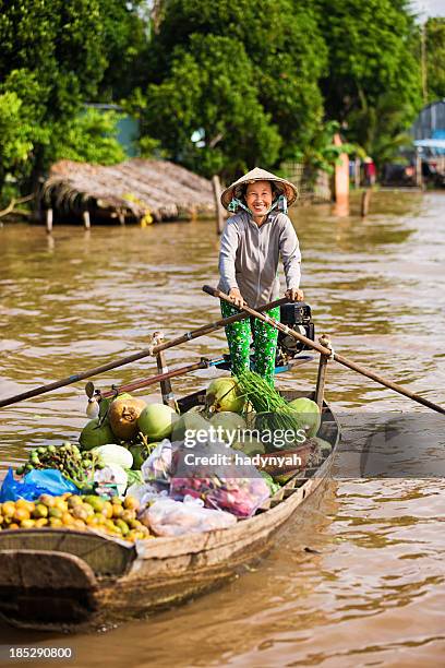 ベトナムの女性手漕ぎボートで、メコン川デルタ、ベトナム - vietnamese culture ストックフォトと画像