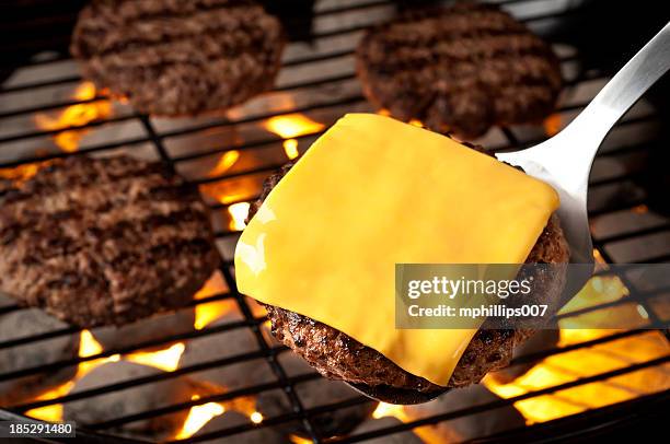 gegrillter burger - metal grate stock-fotos und bilder