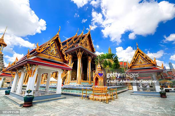 the emerald buddha temple in grand palace - royal palace bildbanksfoton och bilder