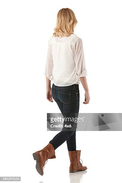vista posteriore di una donna a piedi - walking foto e immagini stock