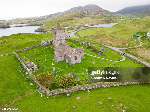 aerial view of the 15th century st clements church on the isle of harris - st clements island stockfoto's en -beelden