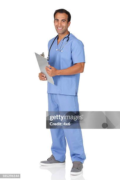 männliche krankenschwester stehen mit einem klemmbrett - schuhpflege stock-fotos und bilder