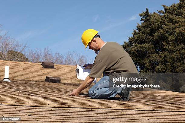 home kontrollinspektoren sie das dach eines hauses. - roofing stock-fotos und bilder