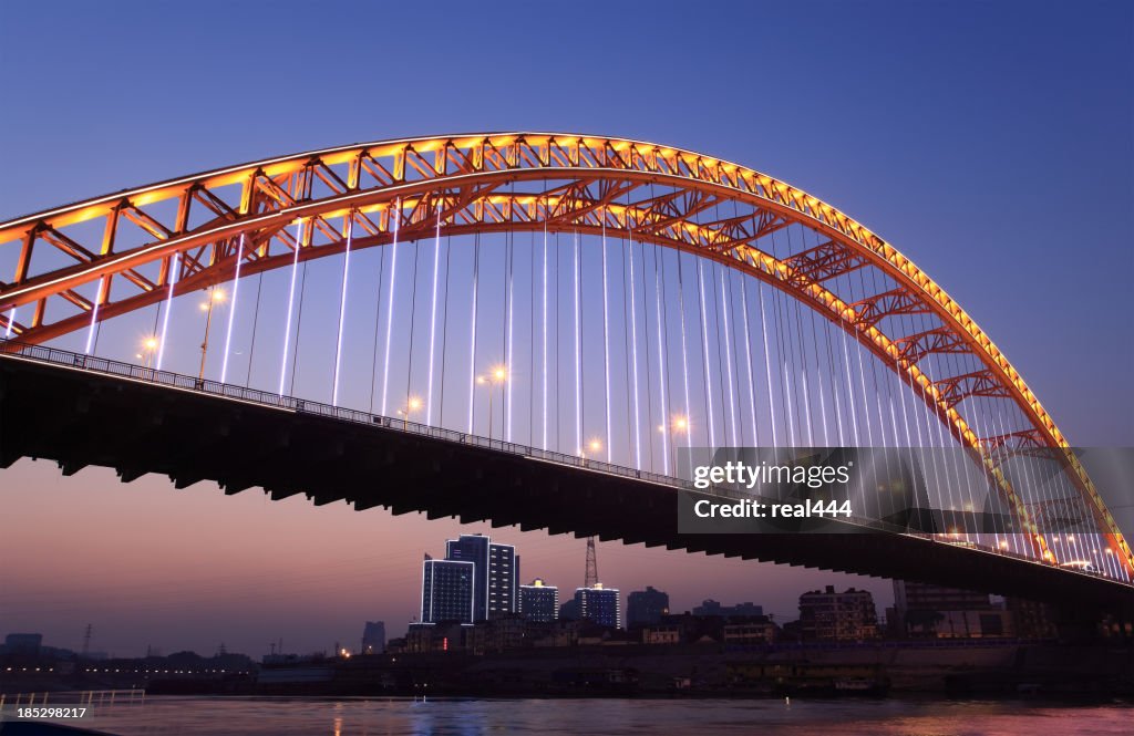 Arch bridge