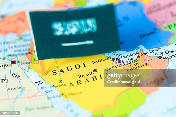 map and flag of saudi arabia - saudi arabian flag stockfoto's en -beelden