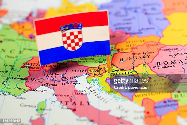 mappa e bandiera della croazia - croazia foto e immagini stock