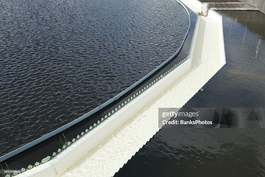 ABWASSERAUFBEREITUNG Pflanze Clarifier Tank Weir