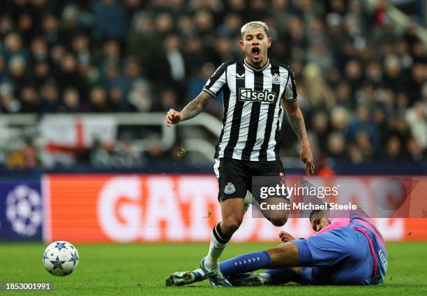 Bruno Guimaraes of Newcastle United is challenged by Ruben Loftus-Cheek of AC Milan during the UEFA Champions League match between Newcastle United...