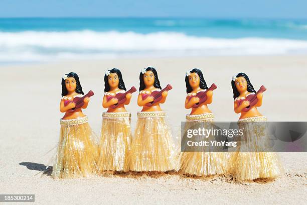 hawaii hula-tänzer figur puppen tanzen am strand, strumming ukuleles - bobble head doll stock-fotos und bilder