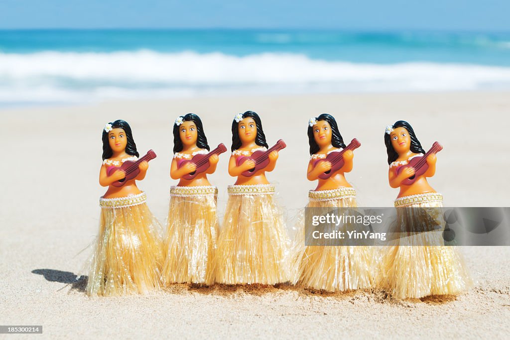 Hawaii ballerine di Hula Statuetta Dolls ballare sulla spiaggia, Strumming Ukuleles