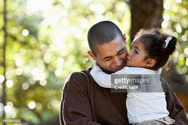 hispanic father and daughter hugging at park - single father stockfoto's en -beelden