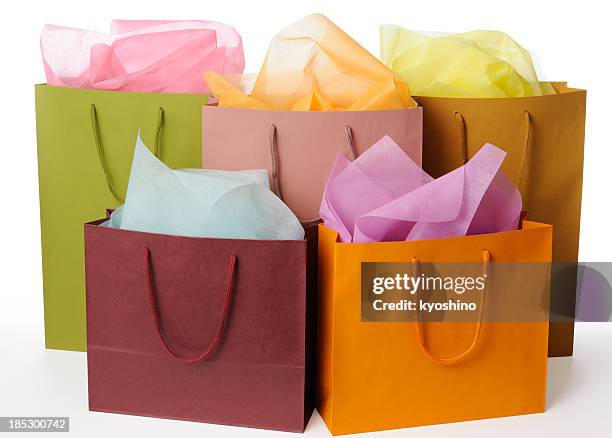 isolierte schuss von bunten einkaufstüten auf weißem hintergrund - geschenktüte einwickelpapier stock-fotos und bilder