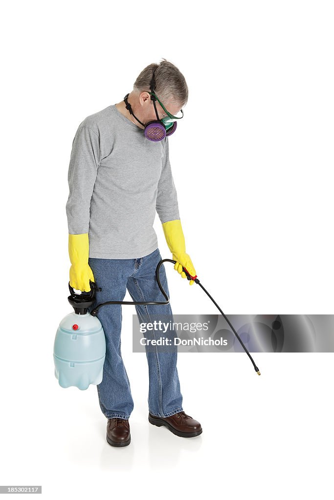 Homem usando um pulverizador de produtos químicos