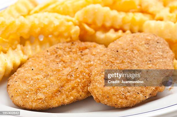 panierte hähnchenbrust und pommes frites - breaded chicken stock-fotos und bilder