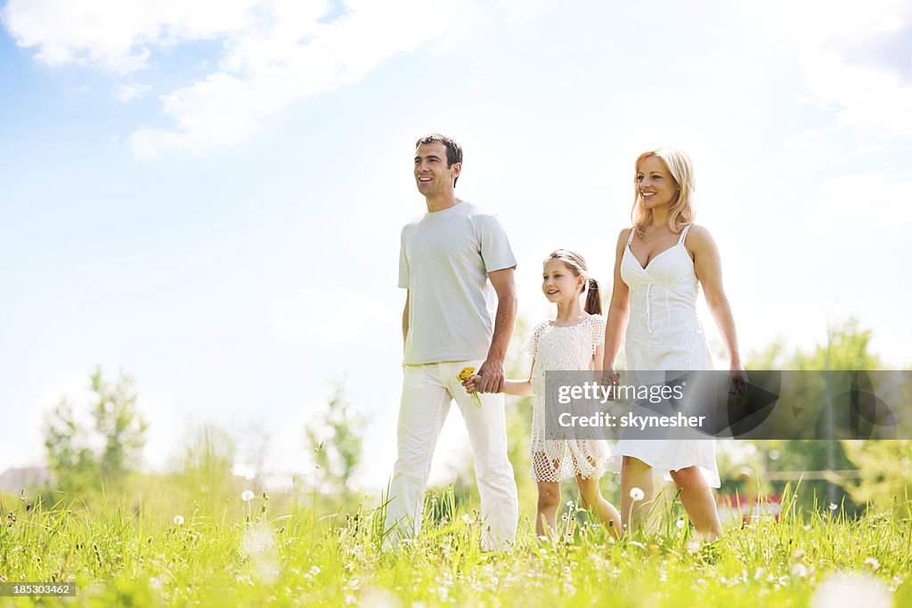 Pais com bela Menina Andar em um parque