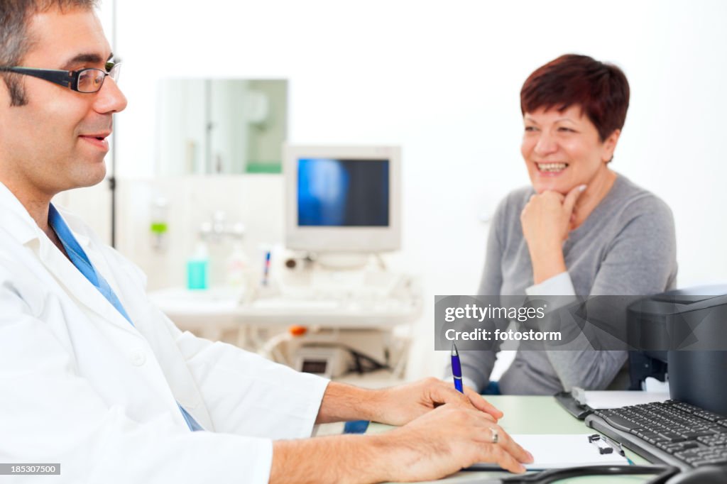 Patient und Arzt auf Ultraschall Ärztliche Untersuchung
