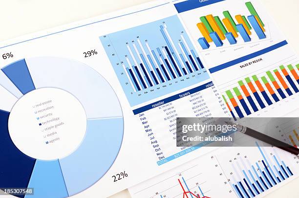 gráficos e organogramas - relatório financeiro imagens e fotografias de stock