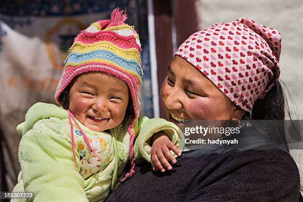 nepali frau mit ihrem baby - nepali mother stock-fotos und bilder