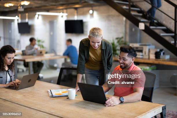 empresarios que trabajan en una oficina de inicio de planta abierta - oficina de plan abierto fotografías e imágenes de stock