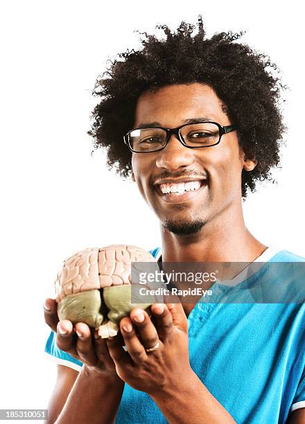 algo geeky científico sonrisas feliz mientras sostiene modelo de cerebro - organe de reproduction masculin fotografías e imágenes de stock