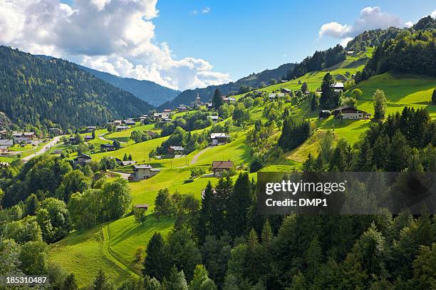 絵のように美しいビレッジセントニコラ la chapelle 、フランスアルプス。 - alpes france ストックフォトと画像