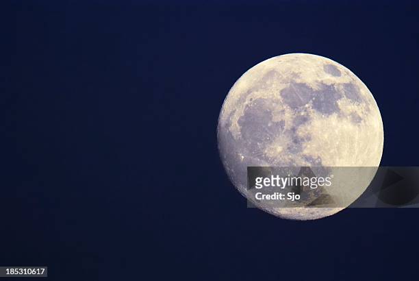 luna llena - superficie lunar fotografías e imágenes de stock