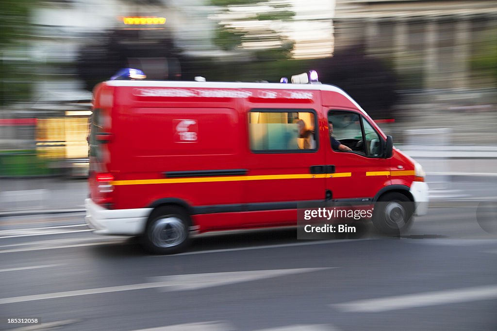 Carro de Bombeiro Ambulância de velocidade, Movimento Desfocado, Paris