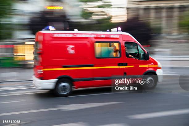 fire engine ambulance speeding, blurred motion, paris - 救援 個照片及圖片檔