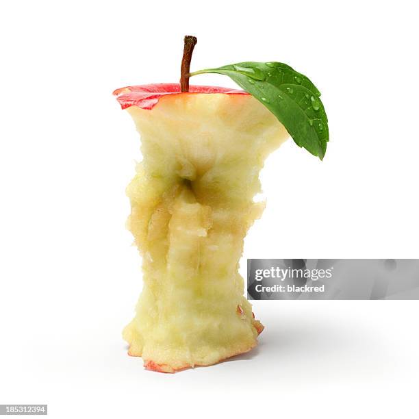 comer manzana roja - corazón de manzana fotografías e imágenes de stock